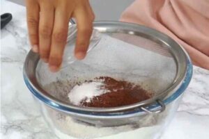 آماده کردن مواد خشک در طرز تهیه کیک ردولوت کافی شاپی