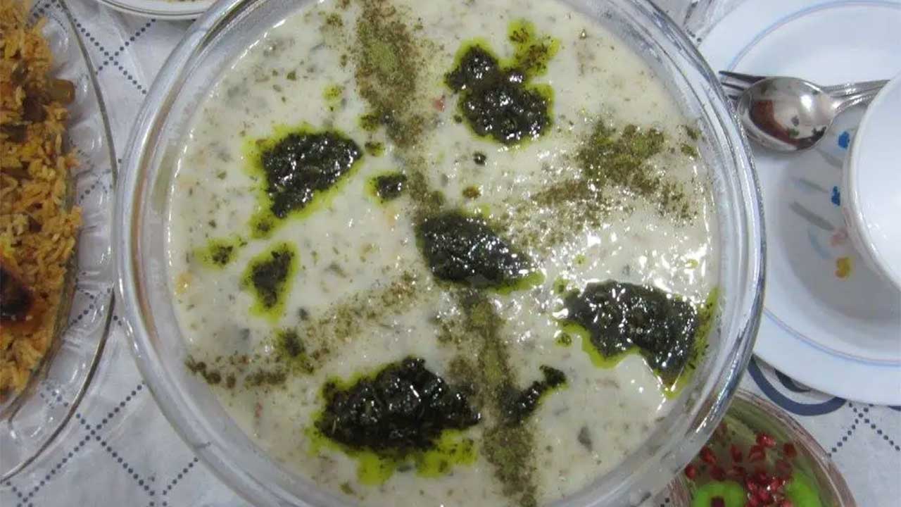 طرز تهیه آش دوغ با تخم مرغ