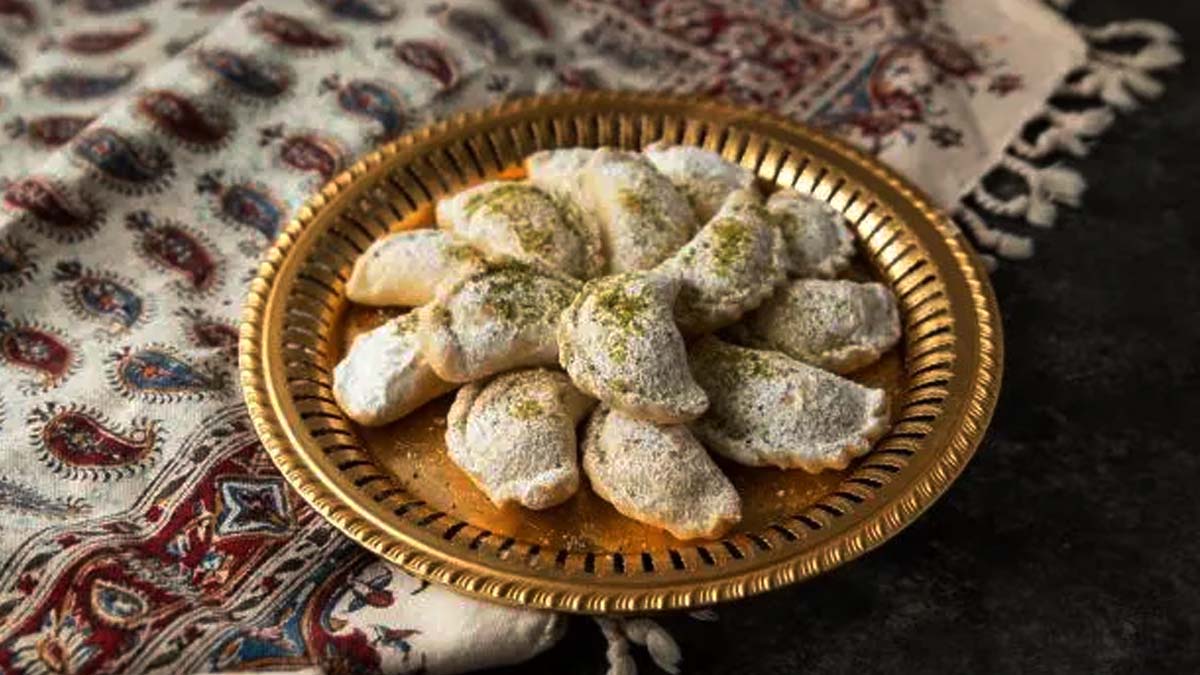 طرز تهیه قطاب کرمانی بدون تخم مرغ