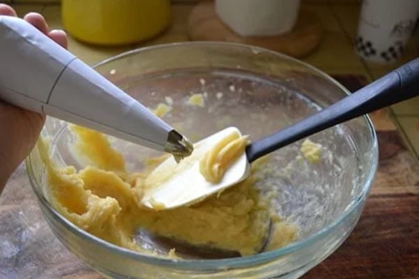 خمیر بامیه بدون تخم مرغ در قیف 