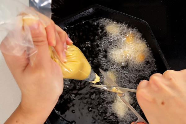 سرخ کردن بامیه بدون تخم مرغ در روغن 