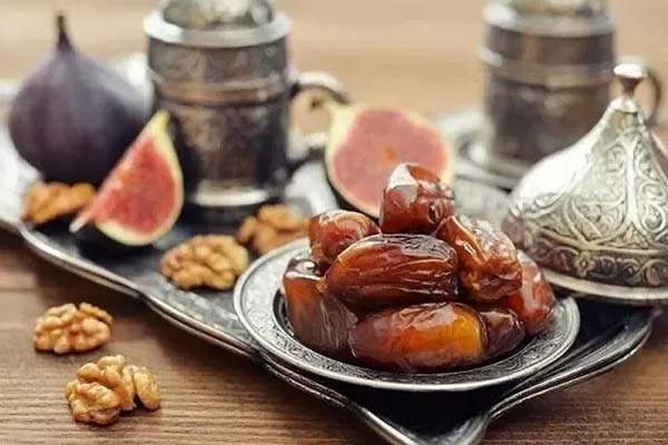 خرما و تزیین آن در سفره افطاری و سحری