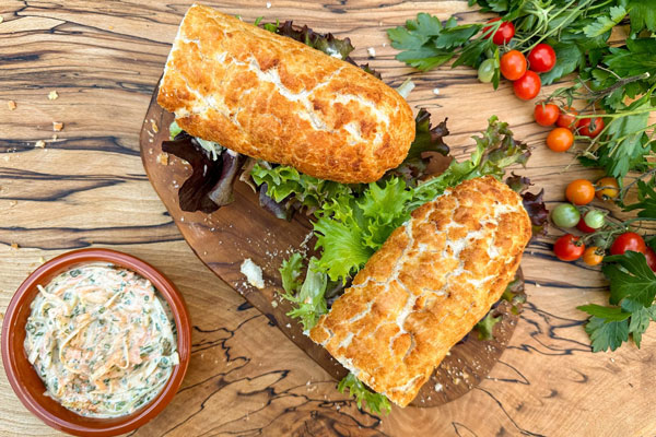 ساندویچ مرغ و قارچ با گوجه گیلاسی و سس مخصوص 
