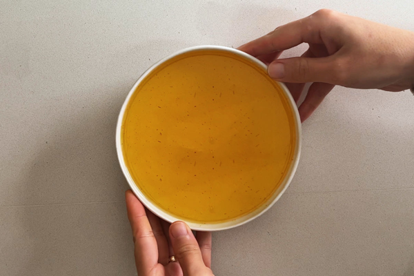 شربت بامیه بدون تخم مرغ در کاسه سرامیکی 