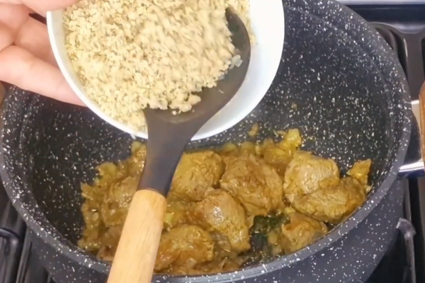 مراحل طرز تهیه خورشت آلو اسفناج با رب انار و گردو