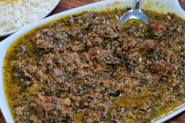 طرز تهیه خورشت آلو اسفناج با رب انار و گردو