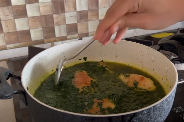 اضافه کردن اسفناج به قابلمه مرغ خورشت آلو اسفناج با مرغ مجلسی