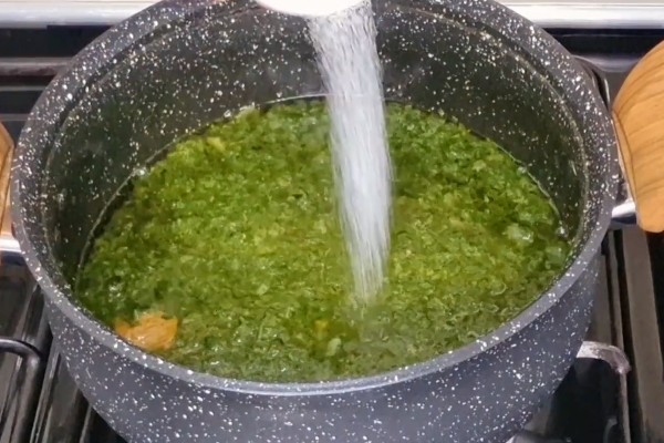 اضافه کردن چاشنی خورشت اسفناج بدون آلو