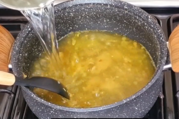 اضافه کردن آب به مواد خورشت اسفناج بدون آلو