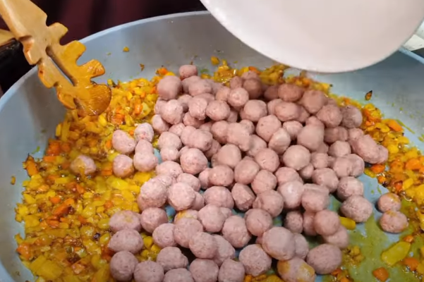مراحل طرز تهیه استانبولی با گوشت قلقلی
