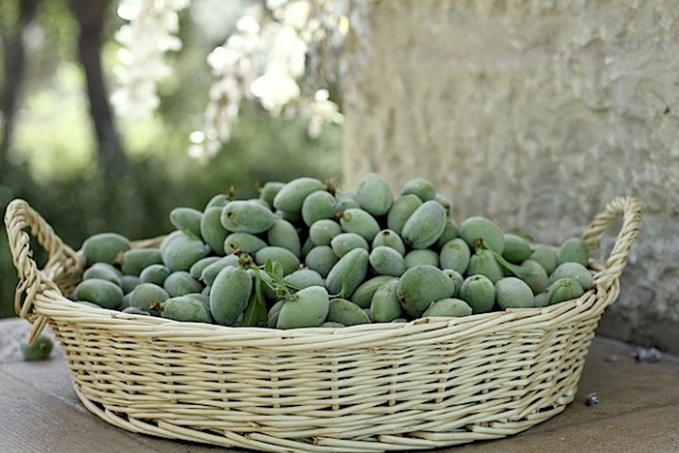 یک سبد چغاله بادام سبز