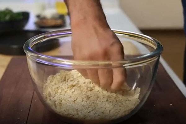 خرد کردن و مخلوط کردن نان با دوغ