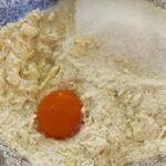 اضافه کردن زرده تخم مرغ، شکر و نمک