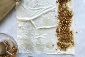 ریختن مواد میانی در خمیر باقلوا رولی