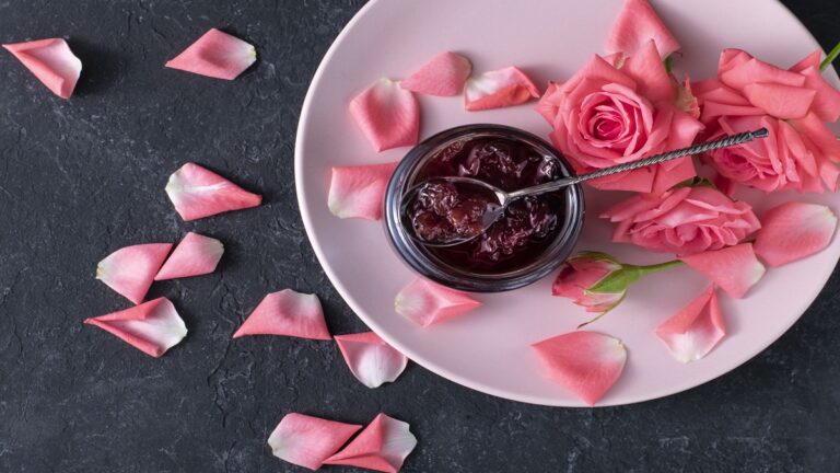 طرز تهیه مربای گل محمدی خشک با گردو