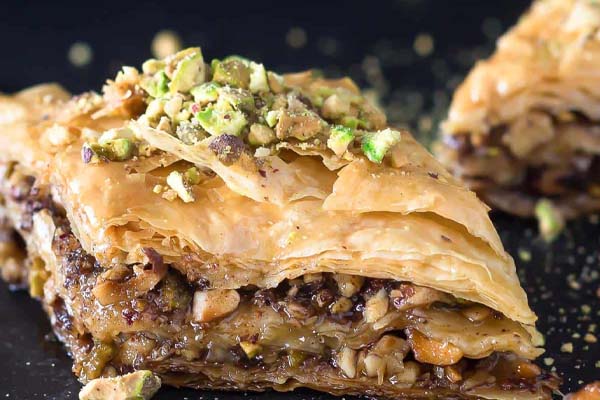 خمیر فیلو در تهیه باقلوای گردویی