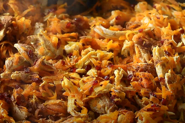 مراحل طرز تهیه استانبولی با مرغ ریش ریش