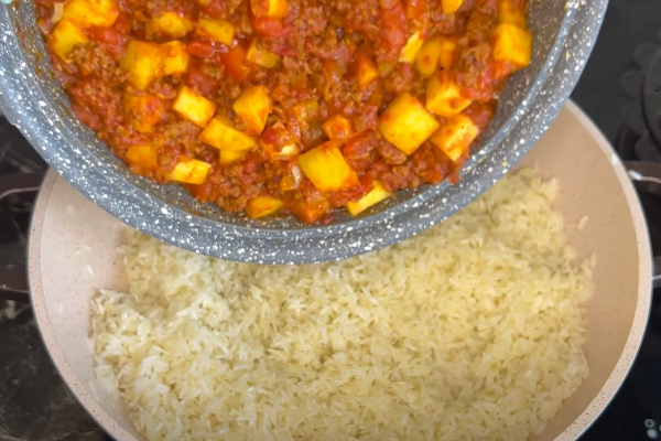 مراحل طرز تهیه استانبولی با گوشت چرخ کرده
