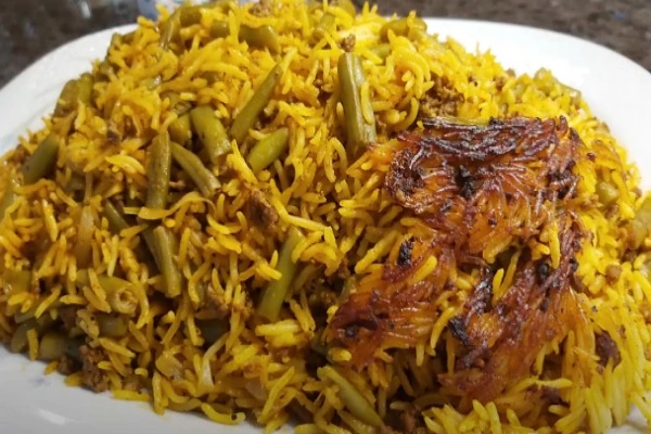 دمی گوجه با لوبیا سبز آماده سرو شده