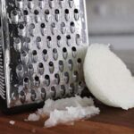 رنده کردن پیاز با رنده درشت