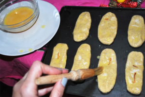 رومال کردن خمیر شیرینی پادرازی
