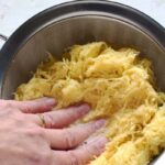 گرفتن آب اضافه سیب زمینی و پیاز رنده شده