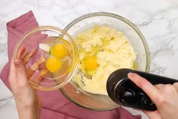 اضافه کردن تخم مرغ