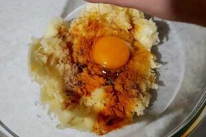 اضافه کردن تخم مرغ در کوکو سیب زمینی