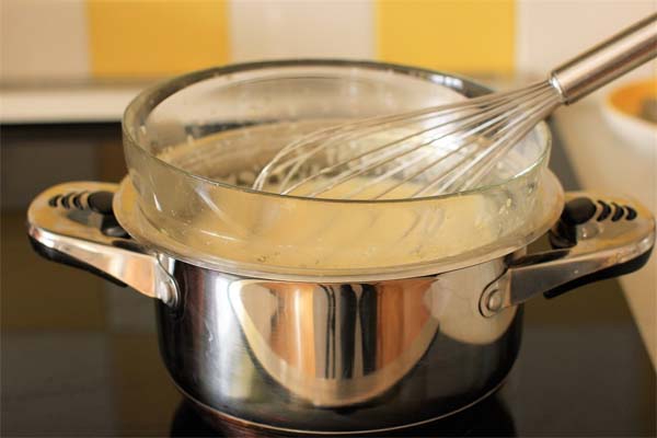 بن‌ماری کردن پودر ژلاتین برای تهیه خمیر فوندانت