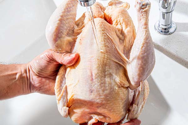 تمیز کردن مرغ برای تهیه مرغ شکم پر مجلسی