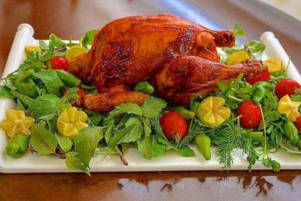 مرغ شکم پر مجلسی تزئین شده 