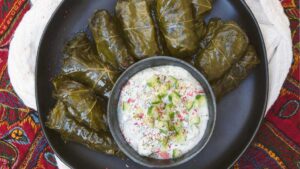 طرز تهیه دلمه برگ مو با سه مزه