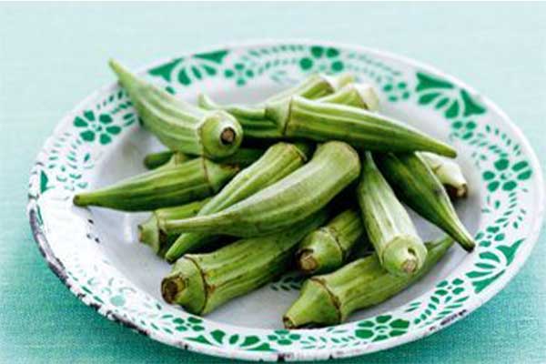 یک بشقاب بامیه تازه