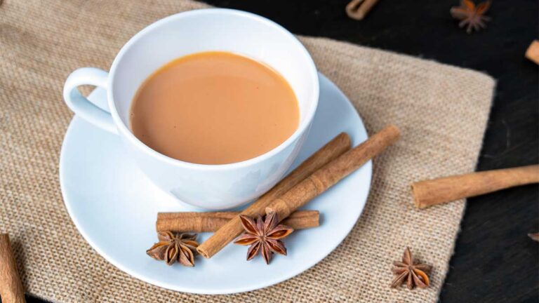 طرز تهیه چای کرک با شیر عسلی