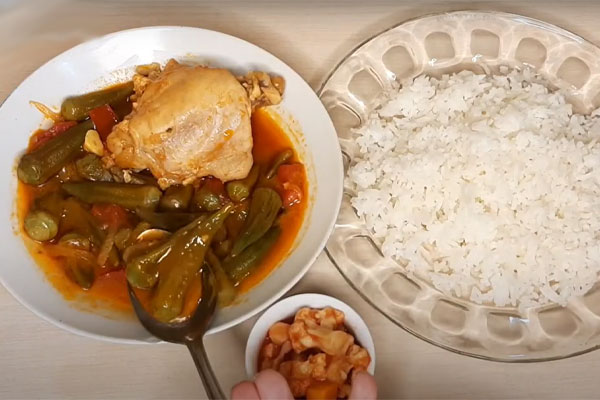 سرو خورشت بامیه با مرغ