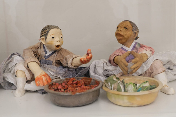 مجسمه نمادین از تهیه کیمچی به شکل سنتی