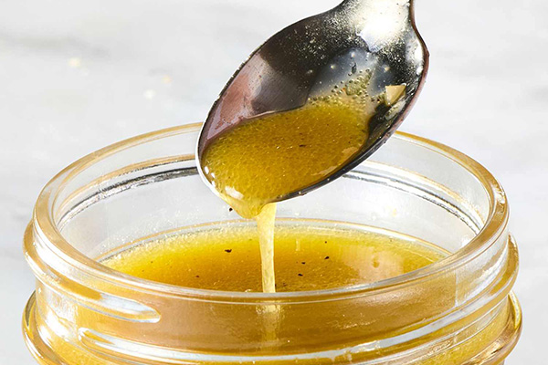 طرز تهیه سس سالاد با پنیر گودا