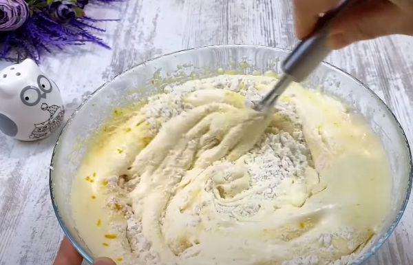 افزودن مواد خشک در طرز تهیه کیک عریان