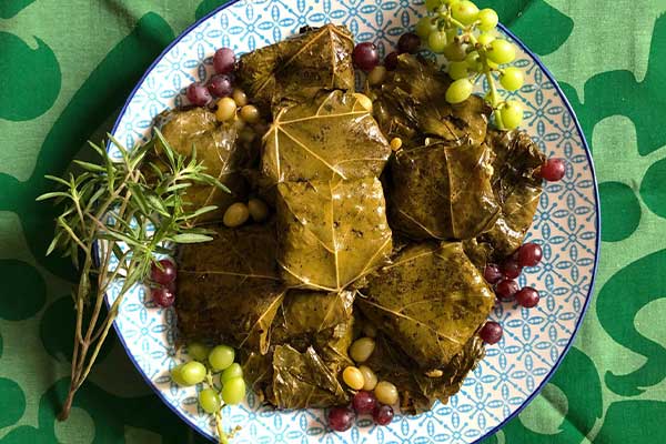 سرو دلمه برگ مو با سه مزه