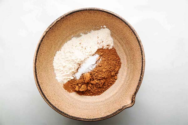 آماده کردن مواد خشک در تهیه مینی کیک شکلاتی
