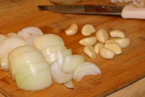 خورد کردن پیاز و سیر برای تهیه مرغ شکم پر مجلسی