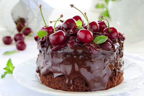 سرو مینی کیک شکلاتی با تزئین آلبالو