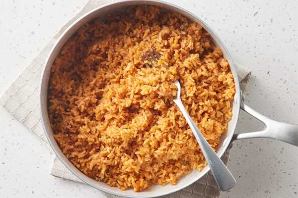 اضافه کردن برنج در طرز تهیه دمپختک با گوجه و سیب زمینی