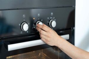 روشن کردن دستگاه فر برای پخت کیک عید قربان