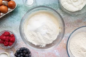 الک کردن آرد برای پنکیک با ماست ایسلندی
