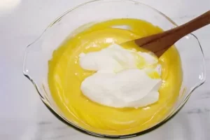 افزودن خامه در تهیه بستنی انبه