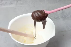 افزودن خامه به مخلوط شیر عسلی و شکلات