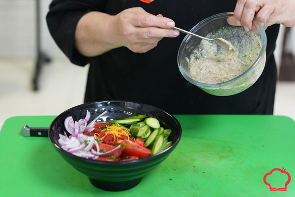 افزودن درسینگ گردو به سالاد گرجی