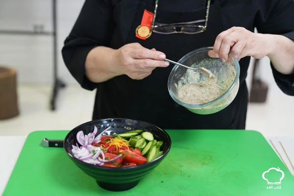افزودن درسینگ گردو به سالاد گرجی