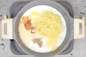 افزودن شیر و سایر مواد به نودل در تهیه نودل با پنیر چدار